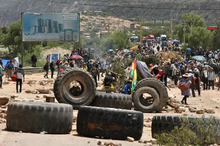 Tensión en Bolivia: seguidores de Evo Morales reforzaron los bloqueos de caminos y se teme que empiecen a faltar alimentos