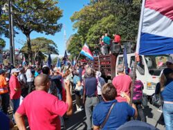 Simpatizantes del Partido Aquí Costa Rica Manda se manifestaron afuera del TSE