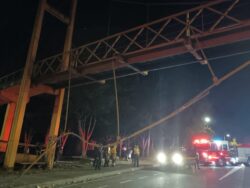 Caída de cables de puente peatonal mantiene cierre en Circunvalación a la altura del Parque de la Paz