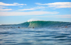 Mar en Costa Rica con surfistas practicando