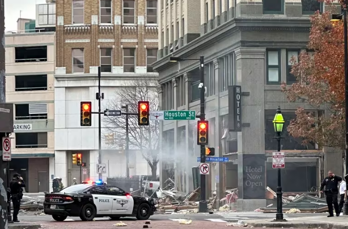 Al menos 21 heridos dejó la explosión de un histórico hotel en Texas que cubrió las calles con grandes escombros