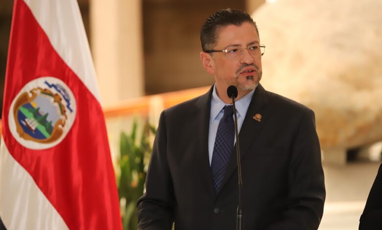 Presidente Chaves no apoya proyectos que buscan el cierre de la DIS y RACSA