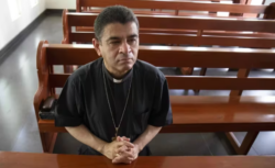 La dictadura de Nicaragua desterró al obispo Rolando Álvarez y a otros 14 sacerdotes