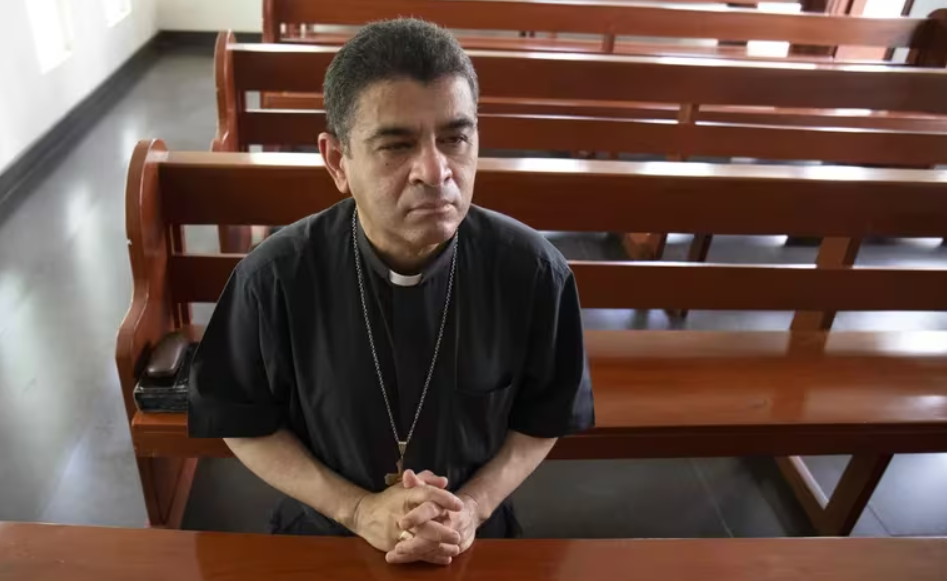 La dictadura de Nicaragua desterró al obispo Rolando Álvarez y a otros 14 sacerdotes