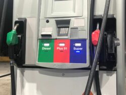 Rebaja de hasta ¢75 en combustibles entra a regir este martes: Gasolina súper vuelve a ser más cara que la regular