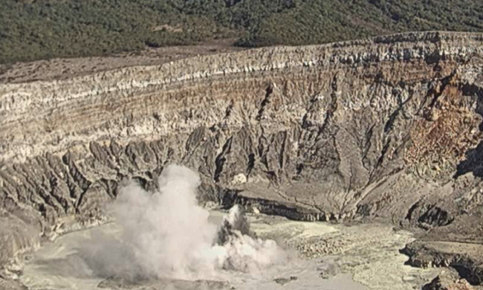 OVSICORI mantiene monitoreo de pequeñas erupciones en el Volcán Poás