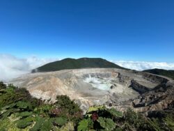 CNE no descarta cierres de corta duración ante afectación por gases en Parque Nacional Volcán Poás