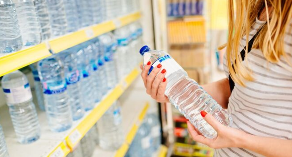 Supermercados aumentan abastecimiento de agua embotellada en sitios afectados por contaminación