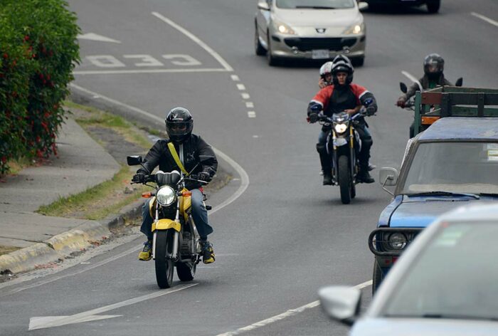 Diputado propone plan que prohibiría a conductores de motos viajar con acompañantes ante sicariato