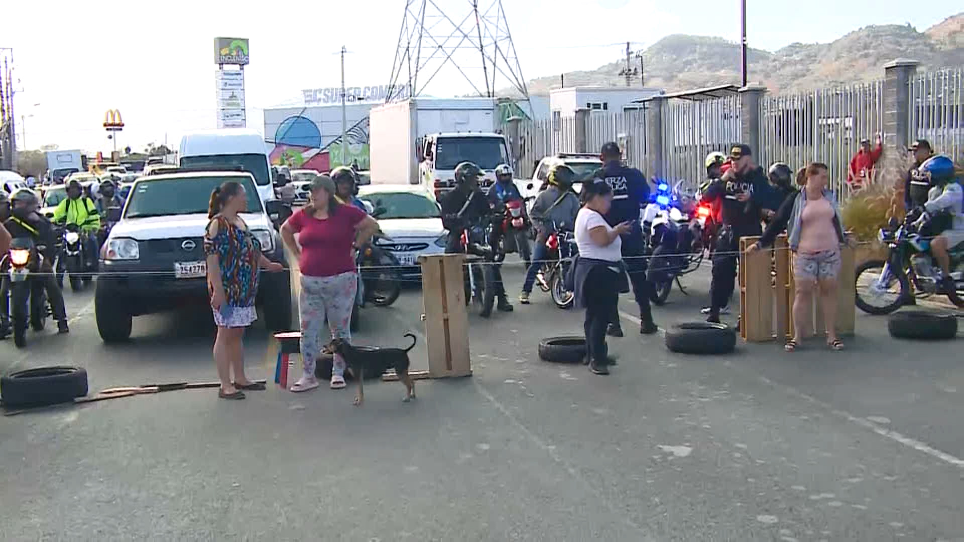 Vecinos de Alajuelita realizan protestas desde el miércoles por cortes de agua que consideran ‘prolongados’