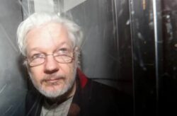 Julian Assange no se presentó en un juicio clave para decidir su extradición a EEUU: “No se sentía bien hoy”