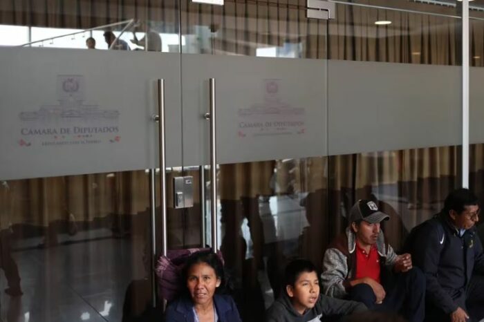 Crisis en Bolivia: diputados opositores denuncian que grupos de choque del MAS los mantienen secuestrados en el Parlamento