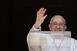 El papa Francisco reapareció para celebrar el rezo del ángelus tras suspender su agenda del sábado por una gripe