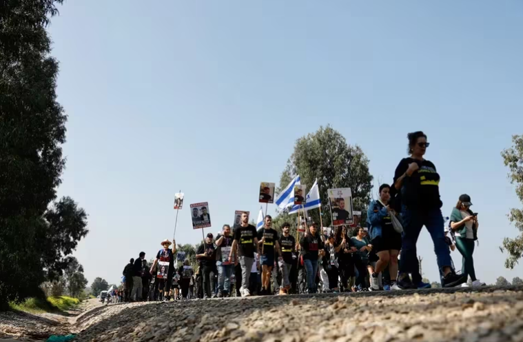 Familiares de los rehenes de Hamas iniciaron una marcha de cuatro días para pedir su liberación
