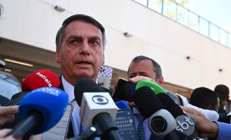 Operativo policial contra Jair Bolsonaro y ex ministros por el intento de golpe de Estado en Brasil: le ordenaron entregar su pasaporte