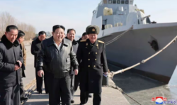 Tras un nuevo lanzamiento de misiles, Kim Jong-un visitó un astillero naval norcoreano y pidió “intensificar los preparativos de guerra”