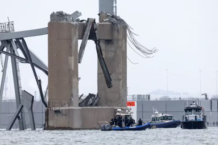 Colapso del puente en Baltimore: los investigadores ya tienen la “caja negra” del barco y buscan los cuerpos de los trabajadores