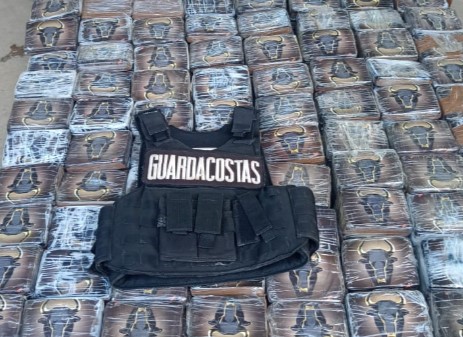 Seguridad decomisó 910 paquetes de aparente cocaína y detuvo a dos sospechosos de integrar banda del “Diablo”