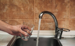 Vecinos piden al AyA tomar en cuenta ‘calor extremo’ ante cortes de agua por abastecimientos controlados