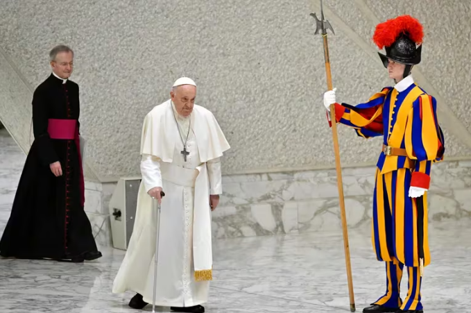 El papa Francisco muestra signos de mejoría: entró caminando a la audiencia general y leyó la catequesis sin problemas