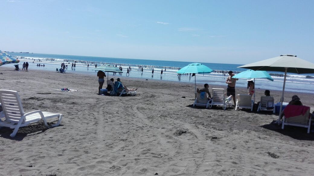 Playa Jacó con un día soleado y lleno de turistas.