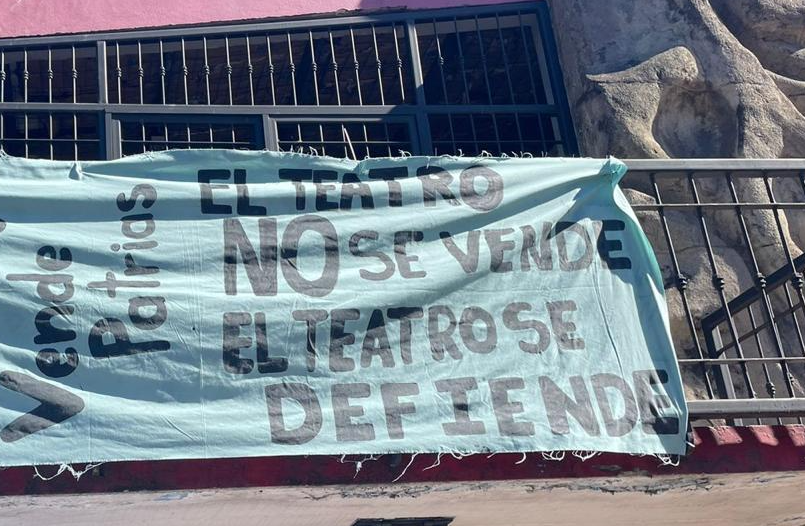 Padres y egresados del Conservatorio Castella realizaron manifestación este lunes contra venta del teatro
