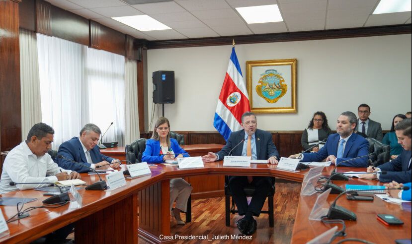 Gobierno y alcaldes electos de Puntarenas y Limón abordaron necesidades de cantones en primera reunión