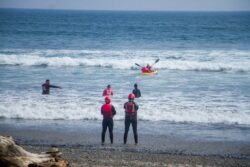 Cruz Roja reporta hundimiento de embarcación en Lago Arenal y tres personas arrastradas por una corriente en Playa Bejuco