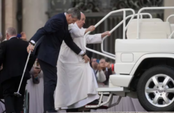 El papa Francisco se mostró incapaz de subir al papamóvil por problemas respiratorios y de movilidad