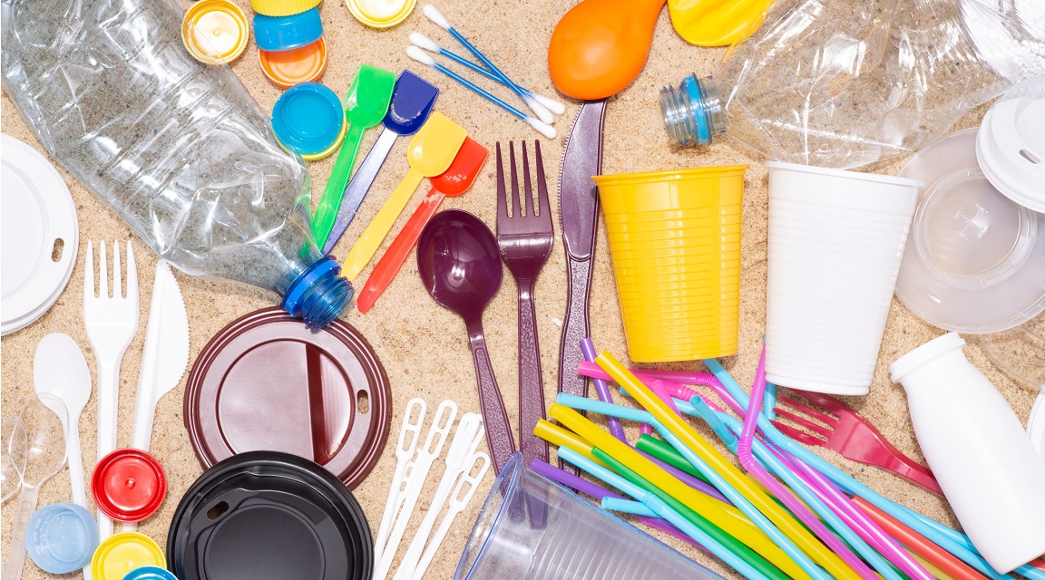 Ley que prohíbe plásticos de un solo uso en el país entrará a regir en abril