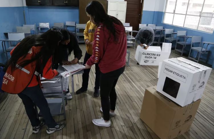 Los ecuatorianos votan en una consulta popular que puede marcar el futuro político de Daniel Noboa