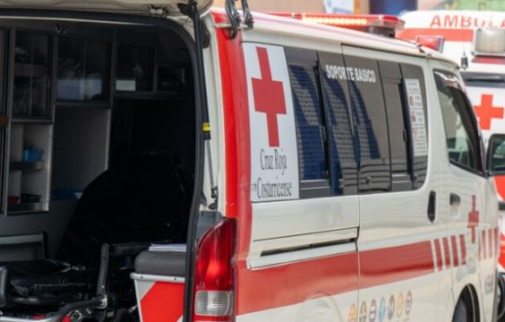 Cruz Roja trasladó 20 pacientes tras accidente con bus que cayó a guindo en Guanacaste