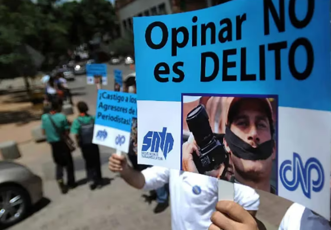 Periodistas presos o con orden de captura y medios bajo amenaza: crece la represión contra la prensa en Venezuela