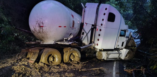 Caída de material sobre camión provocó cierre en Ruta 32 este martes