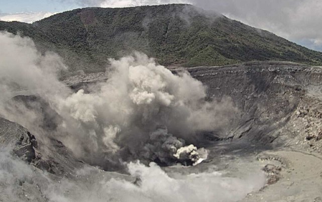 OVSICORI registra erupción leve pero constante de ceniza en el Volcán Poás