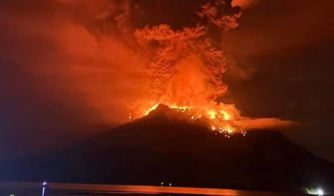 Indonesia emitió alerta de tsunami, ordenó evacuar a 11 mil personas y cerró un aeropuerto por la erupción del monte Ruang