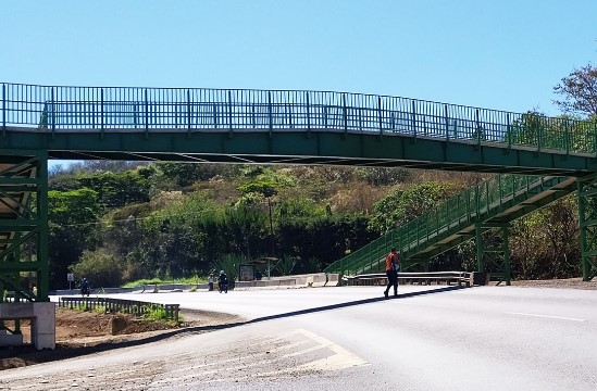 Policía de Tránsito pide a peatones hacer uso de nuevo puente peatonal en El Fierro sobre la Florencio del Castillo