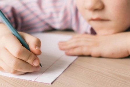 Docentes: Estudiantes de primer grado no saben escribir su nombre ni dividir palabras en sílabas