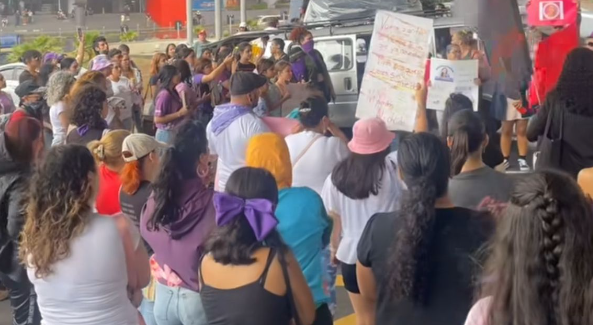 Grupo de personas se manifestó en San Pedro para exigir justicia por asesinato de Kimberly Araya