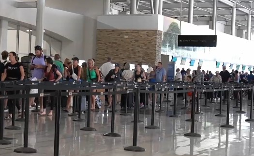 Reparación de pista en Aeropuerto Guanacaste requirió cambio de estrategia en atención de pasajeros por parte de Migración