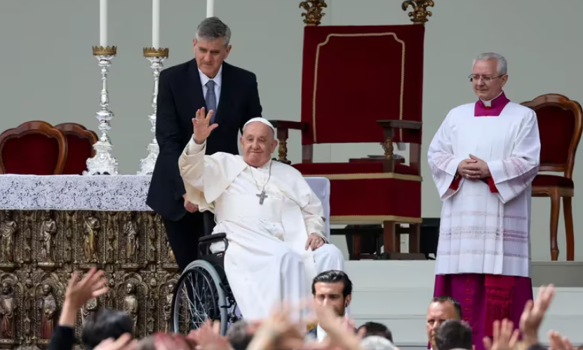 El papa Francisco presidió una multitudinaria misa en Venecia y visitó una cárcel de mujeres en su primer viaje en meses