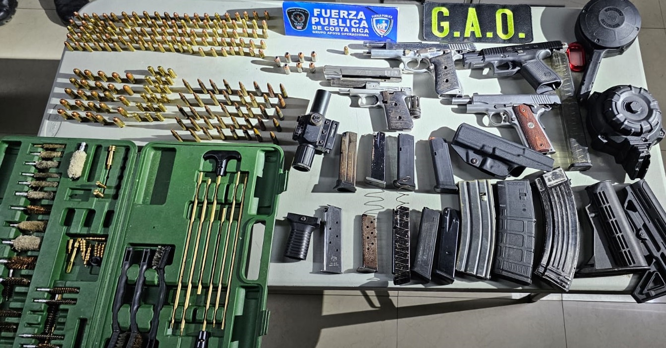 Policía decomisó armas y municiones en dos bolsos que fueron abandonados por sujeto en Limón