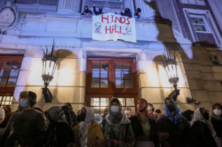 Estudiantes ocuparon un emblemático edificio de la Universidad de Columbia en medio de las protestas contra la guerra en Gaza