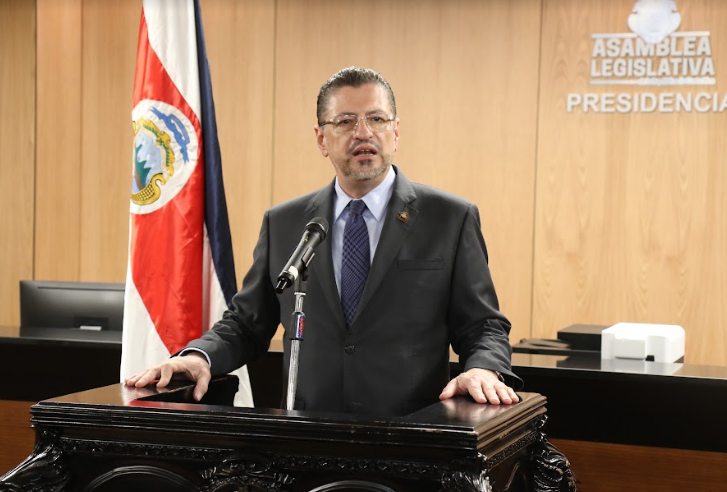 Presidente Rodrigo Chaves eleva tensión con dos diputados de oposición