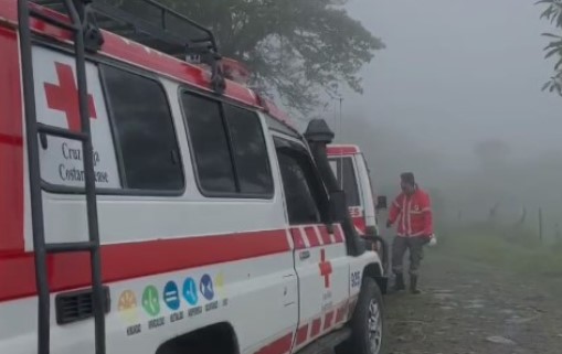 Cruz Roja confirma el fallecimiento de una persona en el Zurquí y reporta el rescate de 7 en condición estable