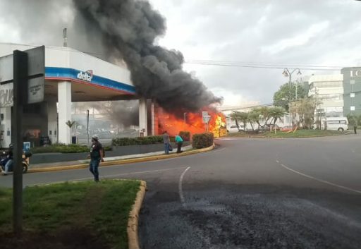 Bus de Heredia se incendió cerca de gasolinera en la Rotonda Juan Pablo II