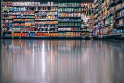 Supermercados evidencian diferencias de hasta ¢14 mil por una misma canasta de productos